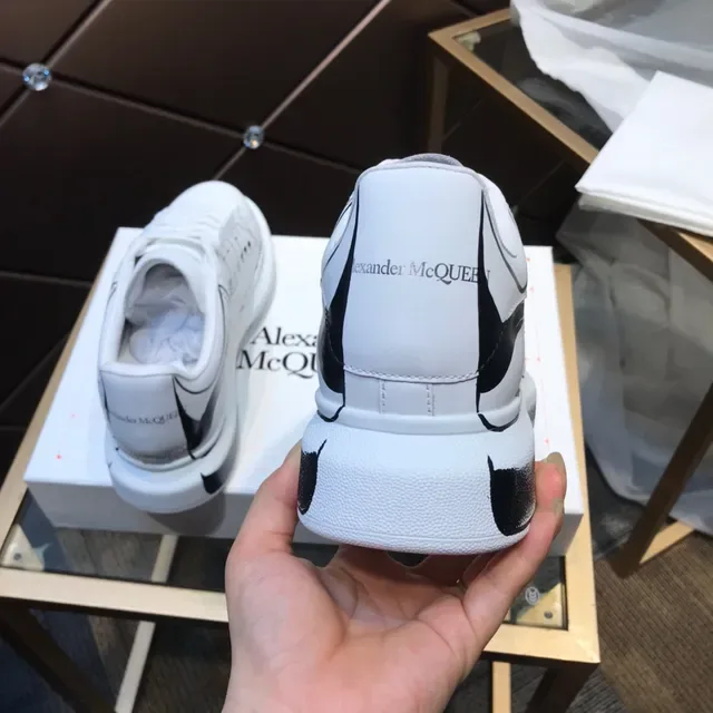 Alexander McQueen 超大号白色黑色皮革鞋面 线条艺术素描细节 生活方式运动鞋 6