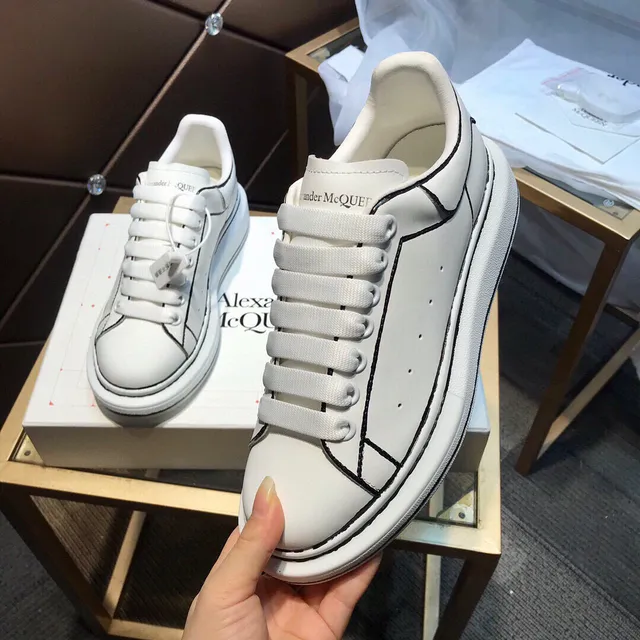 Alexander McQueen sneakers oversized blanc et noir silhouette cuir supérieur lifestyle sneakers 2