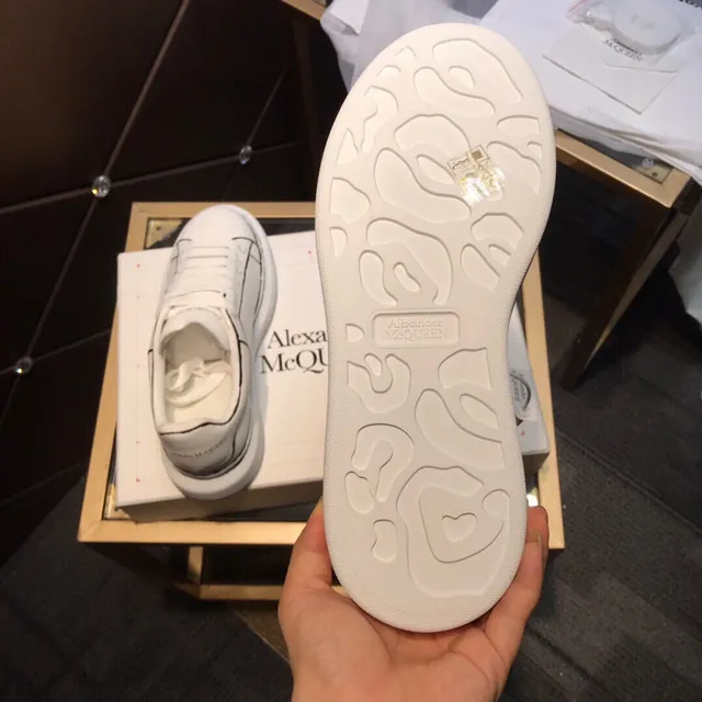 Alexander McQueen sneakers oversized blanc et noir silhouette cuir supérieur lifestyle sneakers 3