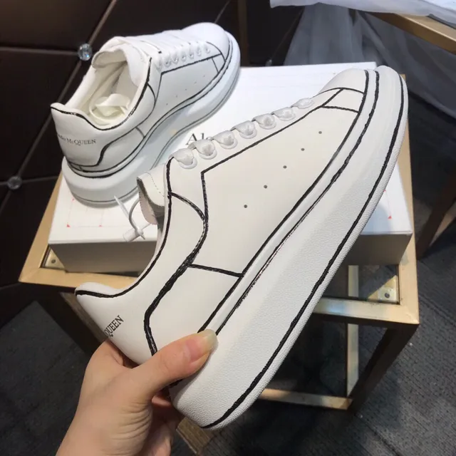 Alexander McQueen sneakers oversized blanc et noir silhouette cuir supérieur lifestyle sneakers 4