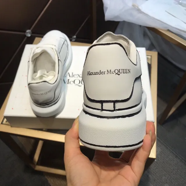 Alexander McQueen sneakers oversized blanc et noir silhouette cuir supérieur lifestyle sneakers 5