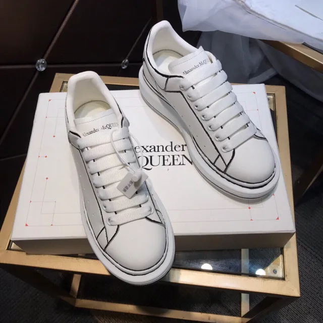 Alexander McQueen sneakers oversized blanc et noir silhouette cuir supérieur lifestyle sneakers 6