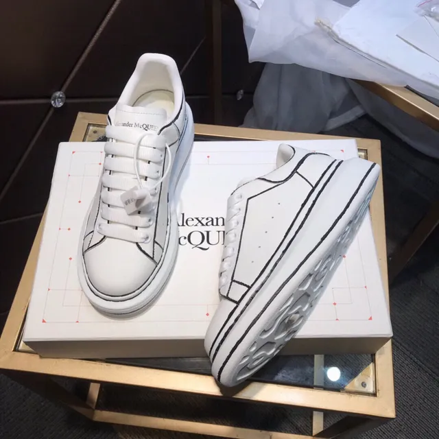 Alexander McQueen sneakers oversized blanc et noir silhouette cuir supérieur lifestyle sneakers 7
