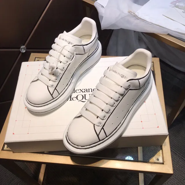 Alexander McQueen sneakers oversized blanc et noir silhouette cuir supérieur lifestyle sneakers 8