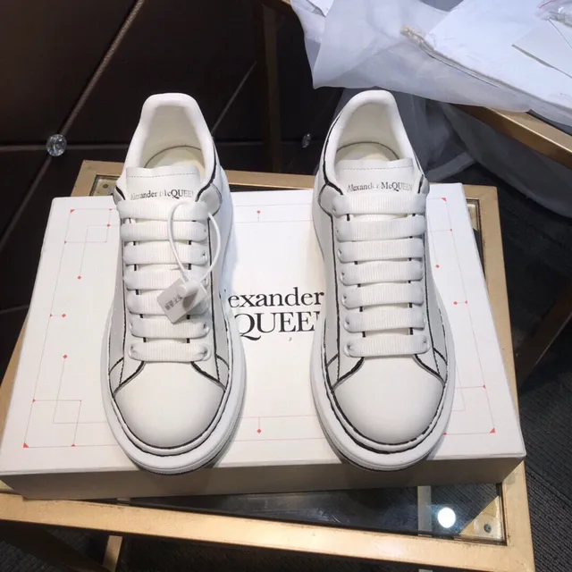 Alexander McQueen sneakers oversized blanc et noir silhouette cuir supérieur lifestyle sneakers 9