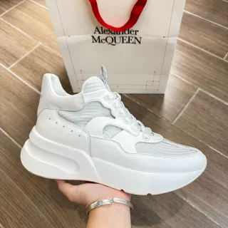Alexander McQueen बड़े साइज की सफेद चंकी स्नीकर