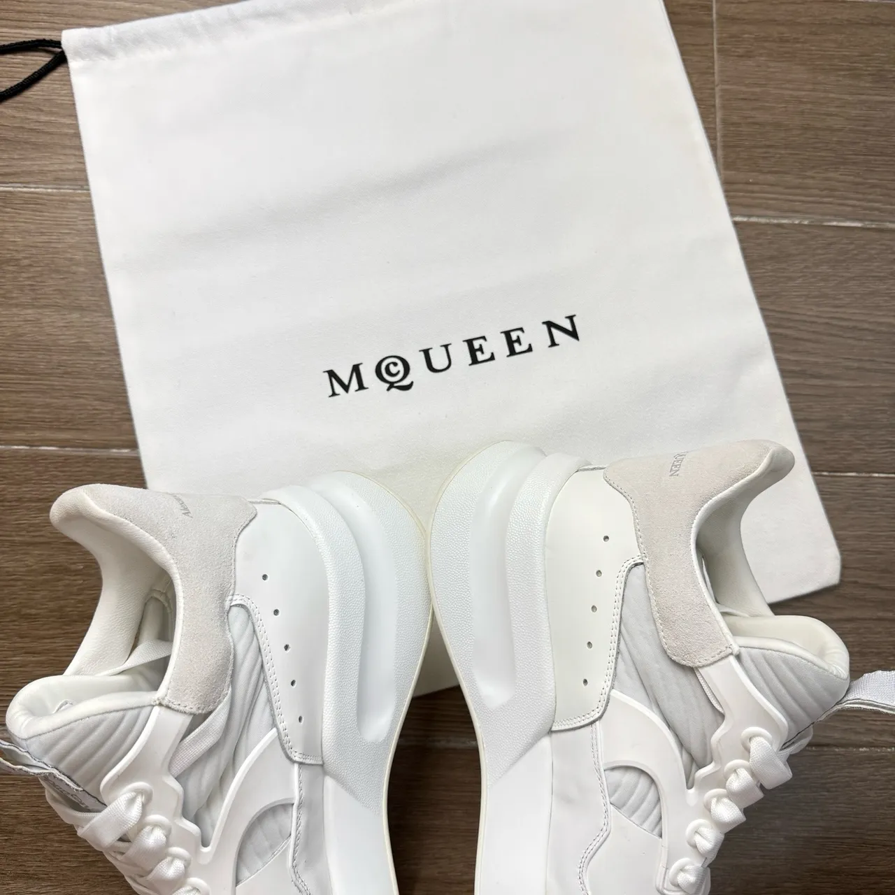 Alexander McQueen बड़े साइज की सफेद चंकी स्नीकर 2