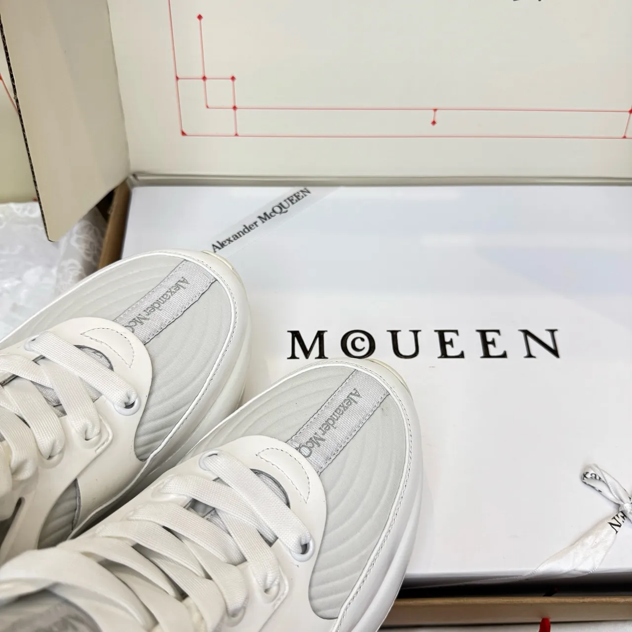 Alexander McQueen बड़े साइज की सफेद चंकी स्नीकर 3