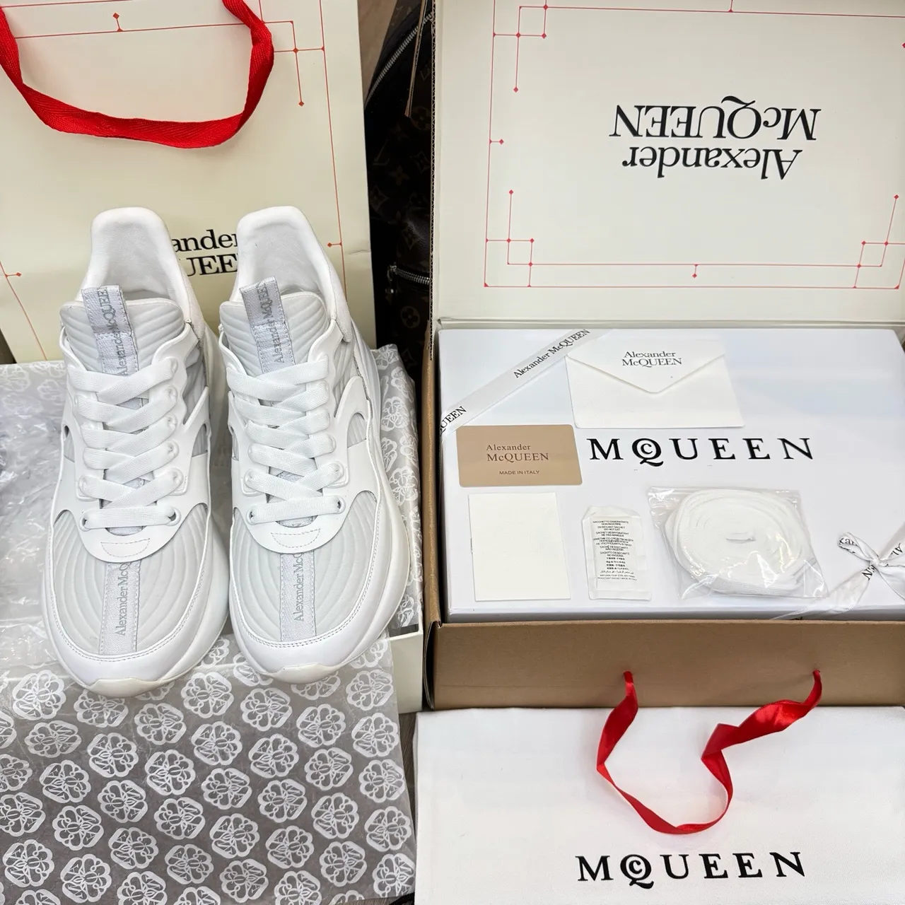 Alexander McQueen बड़े साइज की सफेद चंकी स्नीकर 4