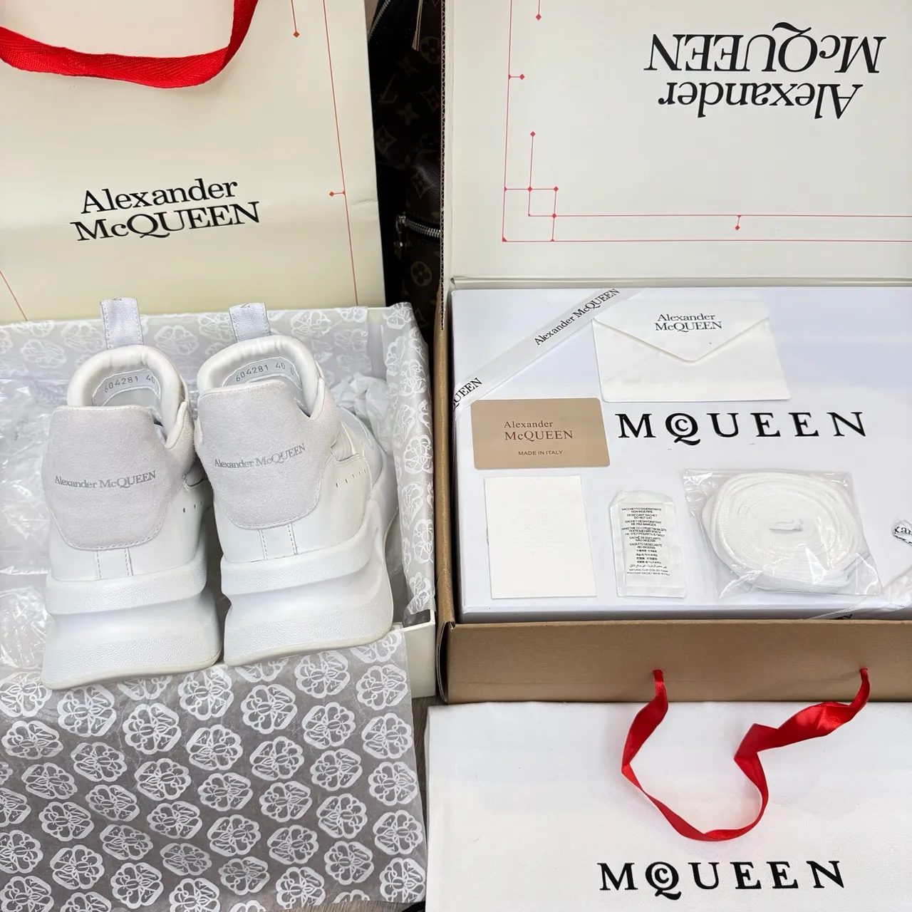 Alexander McQueen बड़े साइज की सफेद चंकी स्नीकर 5