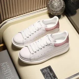 Alexander McQueen ओवरसाइज्ड स्नीकर सफेद गुलाबी प्लेटफॉर्म सोल चिकनी चमड़ी ऊपरी लाइफस्टाइल स्नीकर