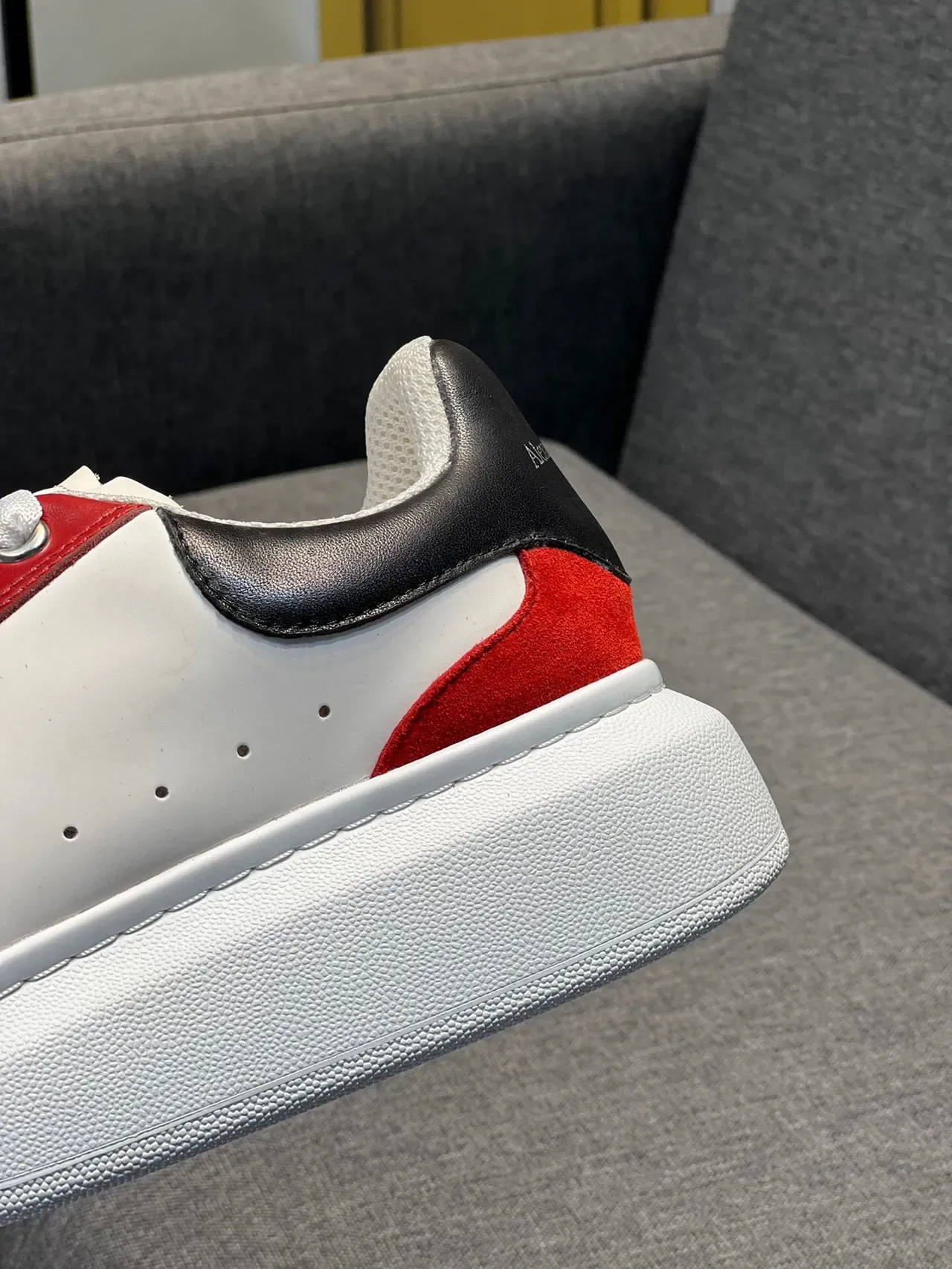 Alexander McQueen Oversized Sneaker 白红黑 生活方式运动鞋 3