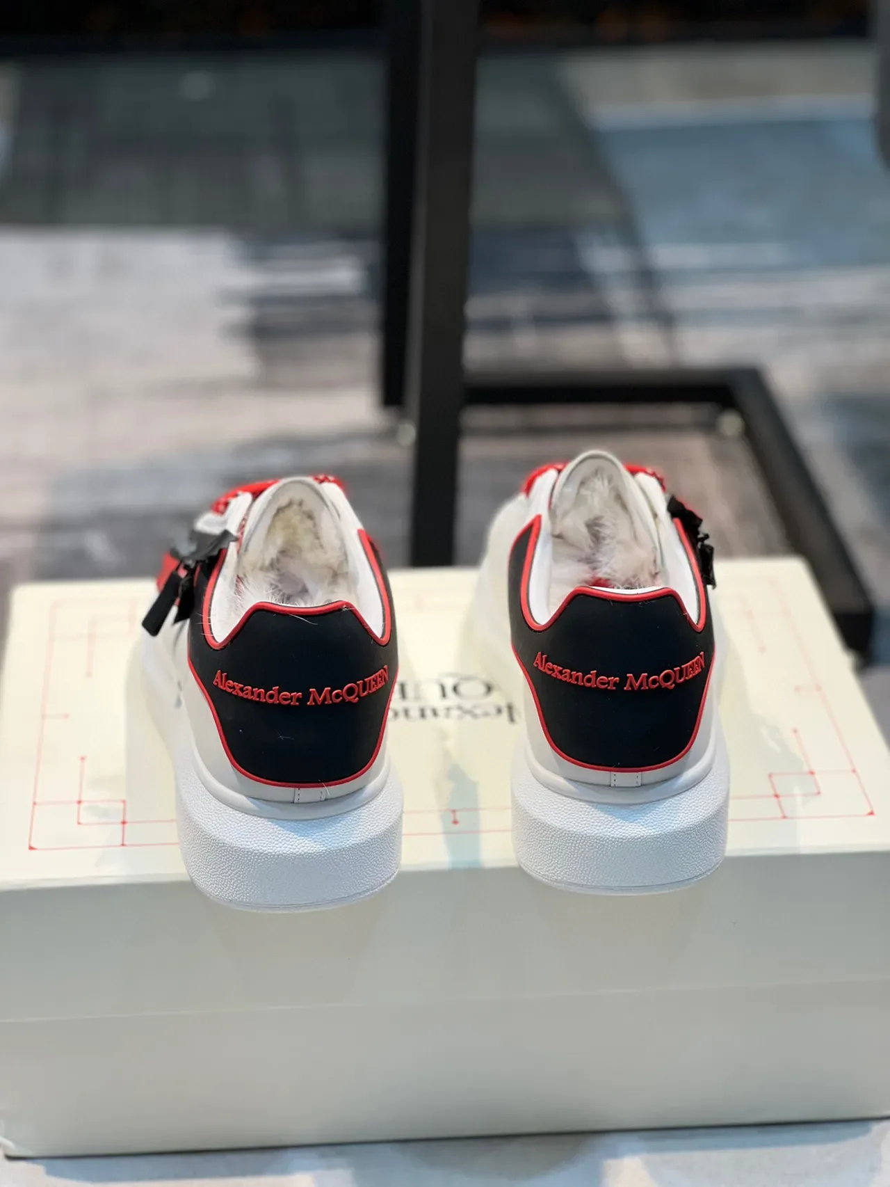Alexander McQueen ओवरसाइज्ड स्नीकर सफेद लाल काला लाइफस्टाइल स्नीकर 2