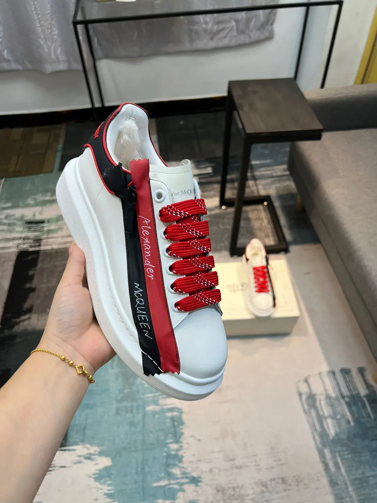Alexander McQueen ओवरसाइज्ड स्नीकर सफेद लाल काला लाइफस्टाइल स्नीकर 5