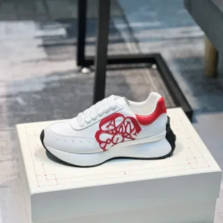 Alexander McQueen ओवरसाइज्ड स्नीकर सफेद लाल गुलाब लाइफस्टाइल स्नीकर
