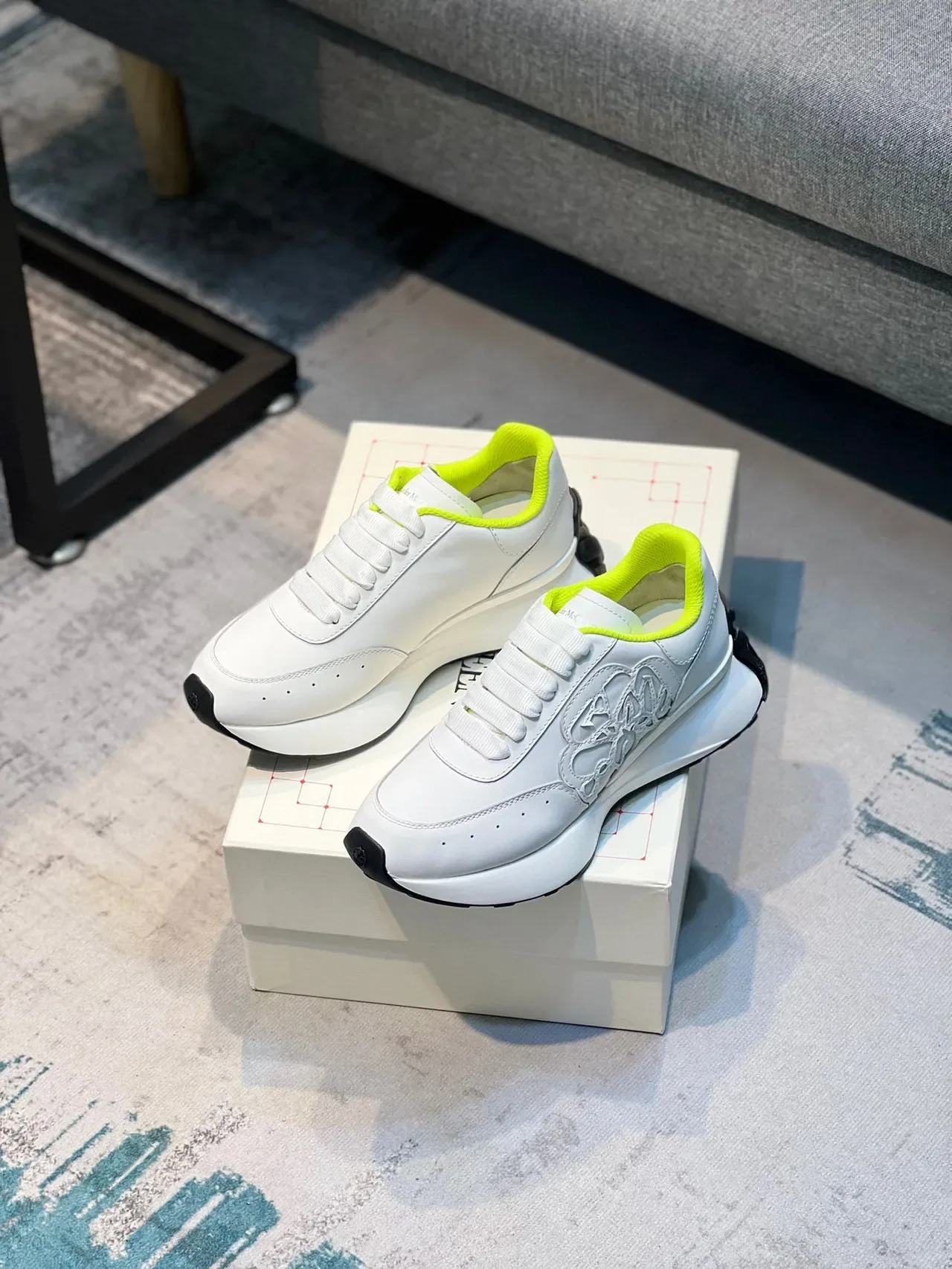 Alexander McQueen Sneakers Oversized Branco Amarelo Silhueta Floral Recorte Overlay Lifestyle Sneakers 8
