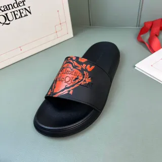 Alexander McQueen स्लाइड काले और नारंगी ग्राफिक स्ट्रैप स्लिपर्स