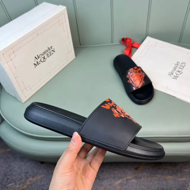 Alexander McQueen स्लाइड काले और नारंगी ग्राफिक स्ट्रैप स्लिपर्स 4