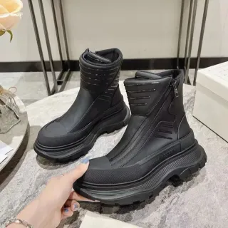 Alexander McQueen Tread Slick काली एंक्ल बूट्स