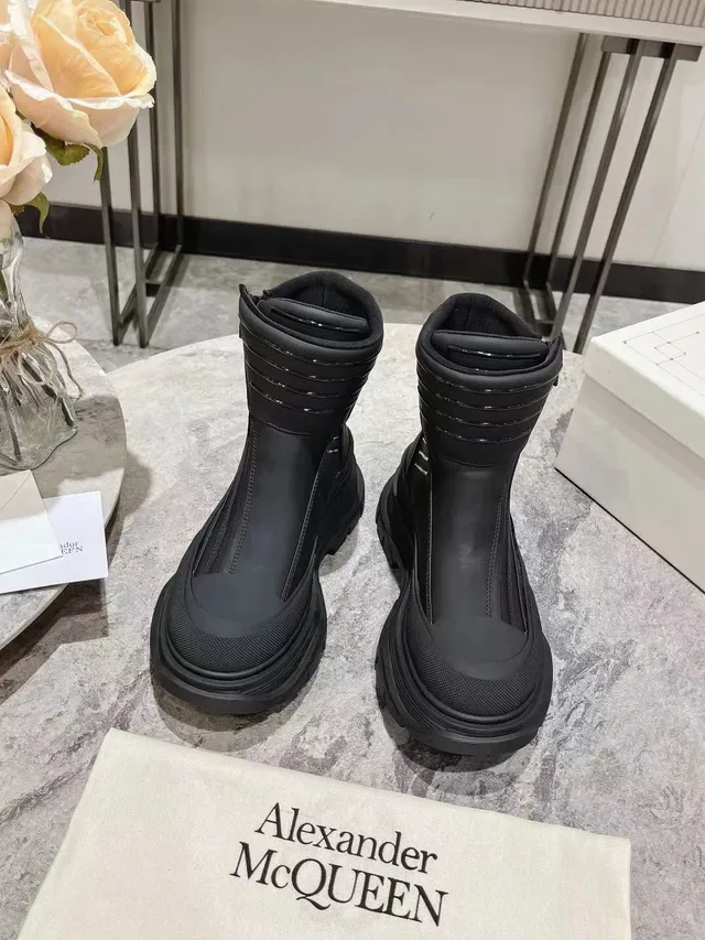 Alexander McQueen Tread Slick काली एंक्ल बूट्स 2