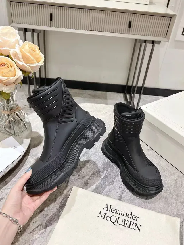 Alexander McQueen Tread Slick काली एंक्ल बूट्स 3