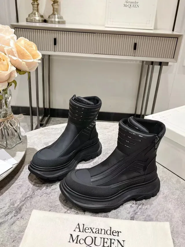 Alexander McQueen Tread Slick काली एंक्ल बूट्स 4