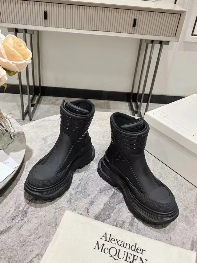 Alexander McQueen Tread Slick काली एंक्ल बूट्स 5