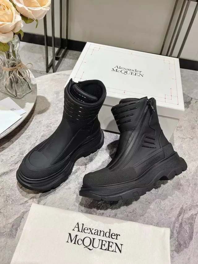 Alexander McQueen Tread Slick काली एंक्ल बूट्स 6