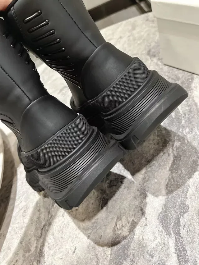 Alexander McQueen Tread Slick काली एंक्ल बूट्स 7