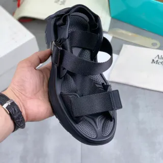 Alexander McQueen Tread Slick أسود صنادل كاجوال