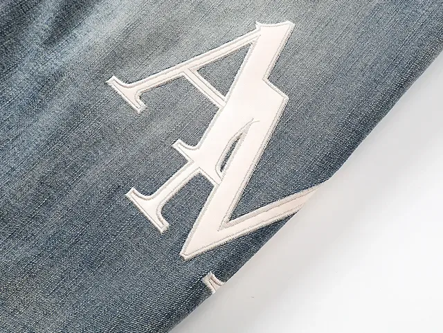 Amiri Jeans Bleu et Blanc Distressed avec Impression Graphique 7