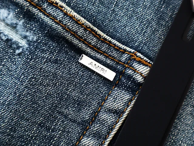 Amiri Jeans Bleu et Blanc Distressed avec Impression Graphique 10