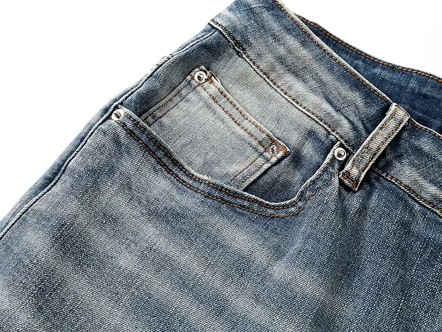 Amiri Jeans Bleu et Blanc Distressed avec Impression Graphique 13