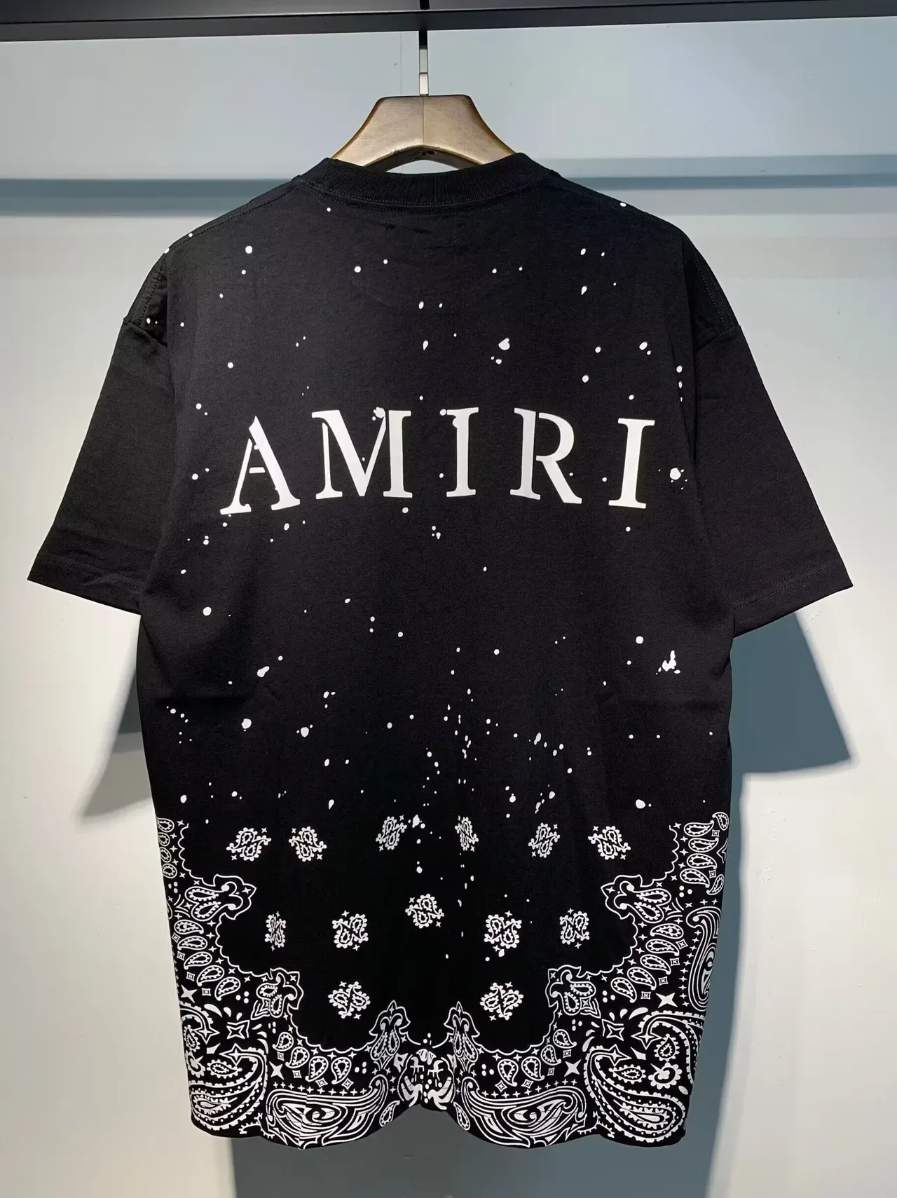 Camiseta Amiri com salpico degradê e barra bandana 7