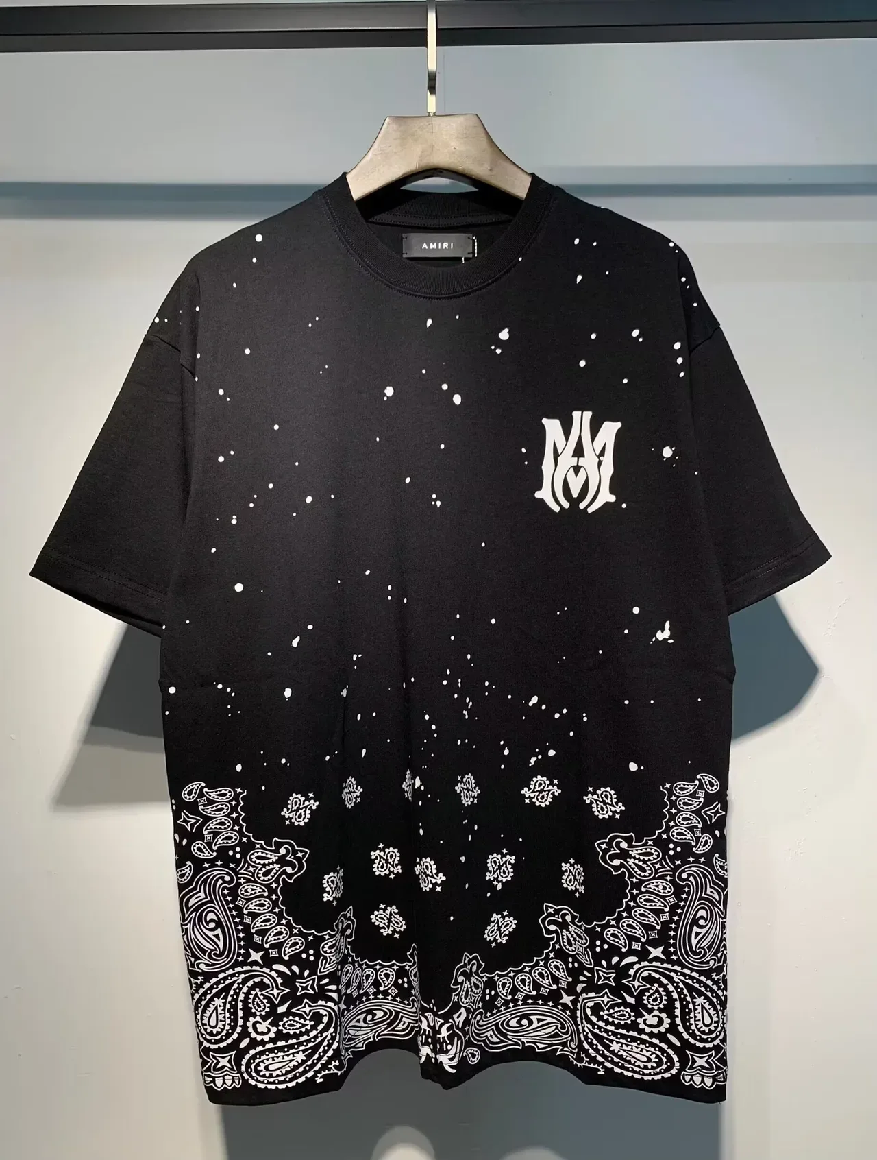 Camiseta Amiri com salpico degradê e barra bandana 8