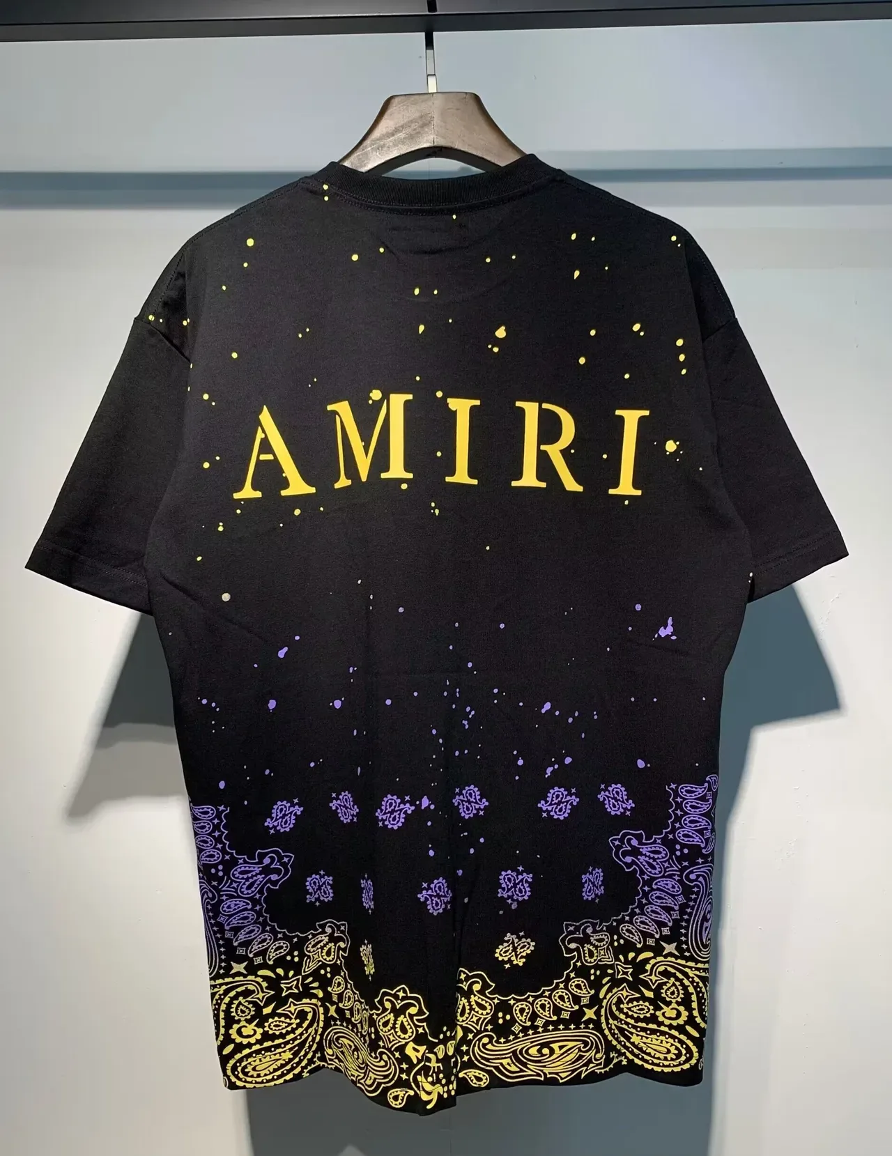 Camiseta Amiri com salpico degradê e barra bandana 9