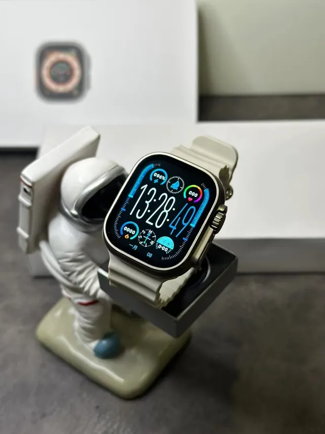 Apple Ultra 2 灰银 坚固钛金属表壳 平面蓝宝石水晶 运动手表 3