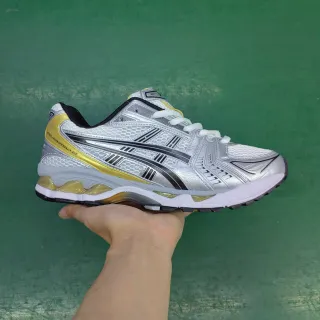 ASICS Gel-Kayano चांदी और सोने की दौड़ने की जूते