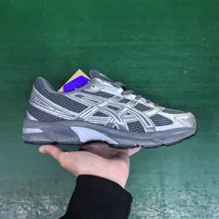 ASICS 灰色银色 网面和合成材料叠加构造 虎纹条纹品牌 跑鞋