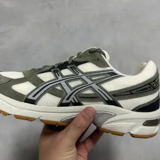 ASICS 白色 军绿色 网布和麂皮鞋面 可见 GEL 缓震 Windows 运动鞋
