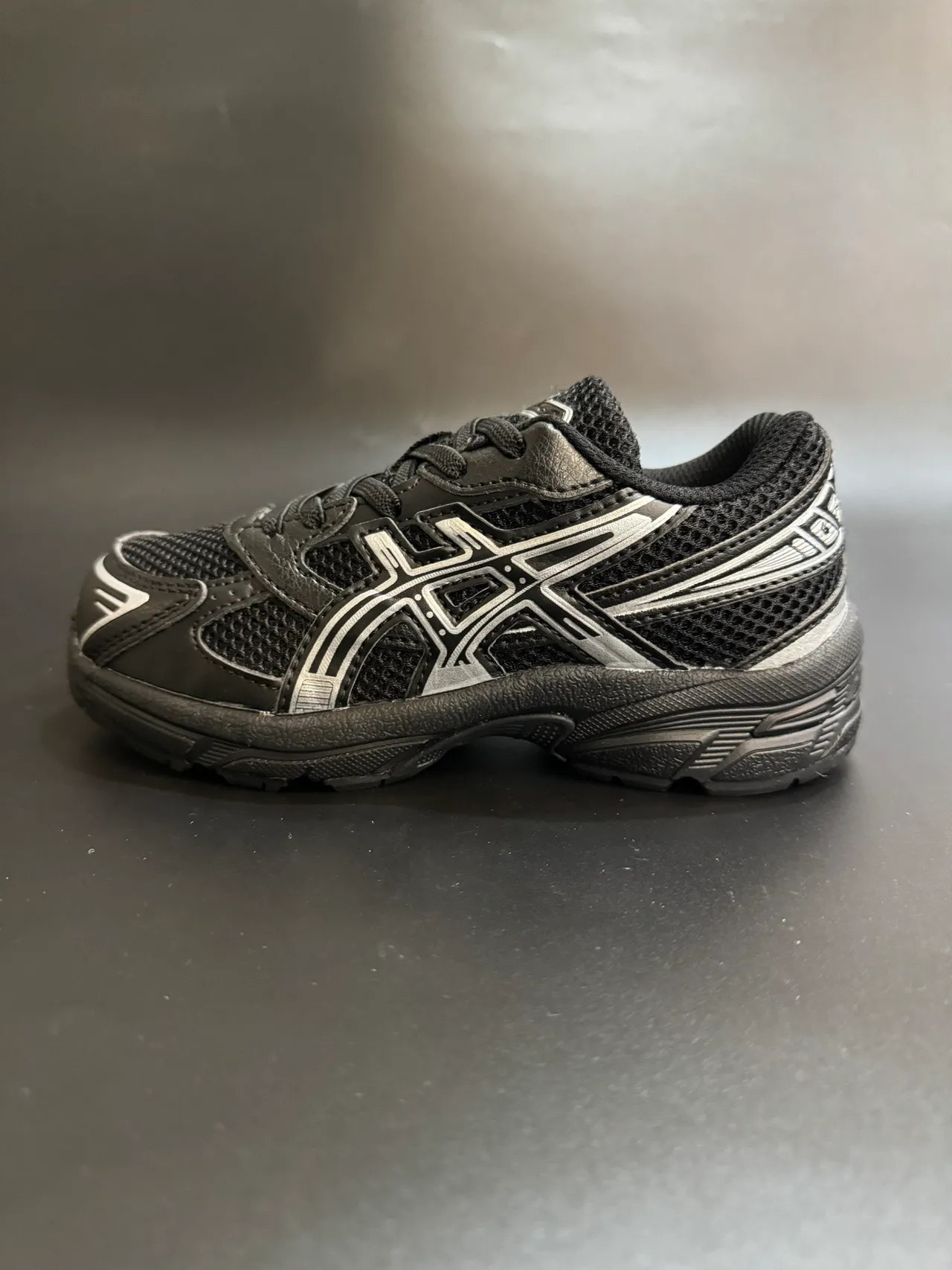 ASICS 白蓝低帮网面和合成革面跑鞋 9