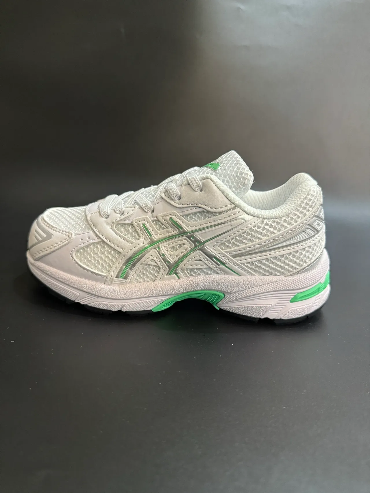 ASICS 白蓝低帮网面和合成革面跑鞋 11