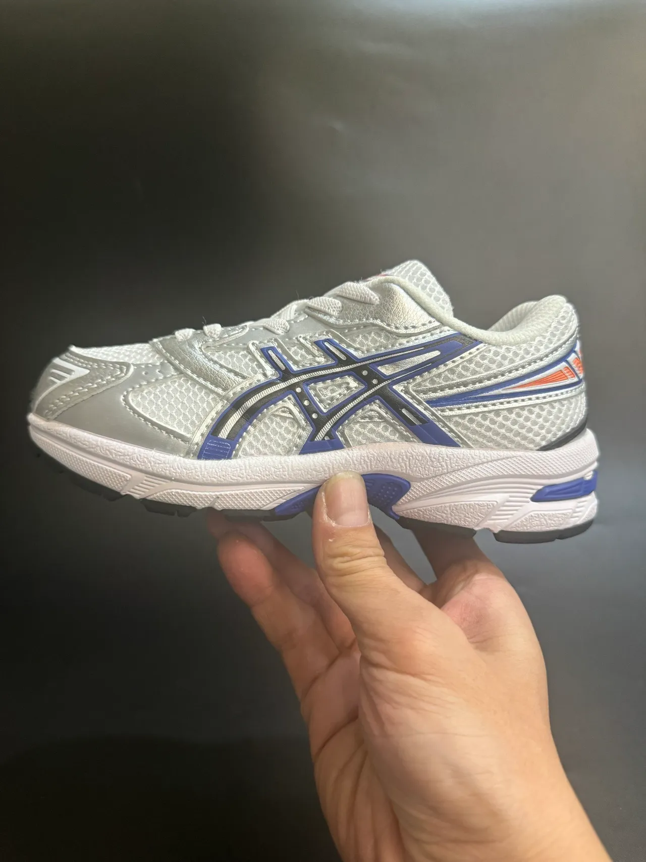 ASICS 白蓝低帮网面和合成革面跑鞋 12