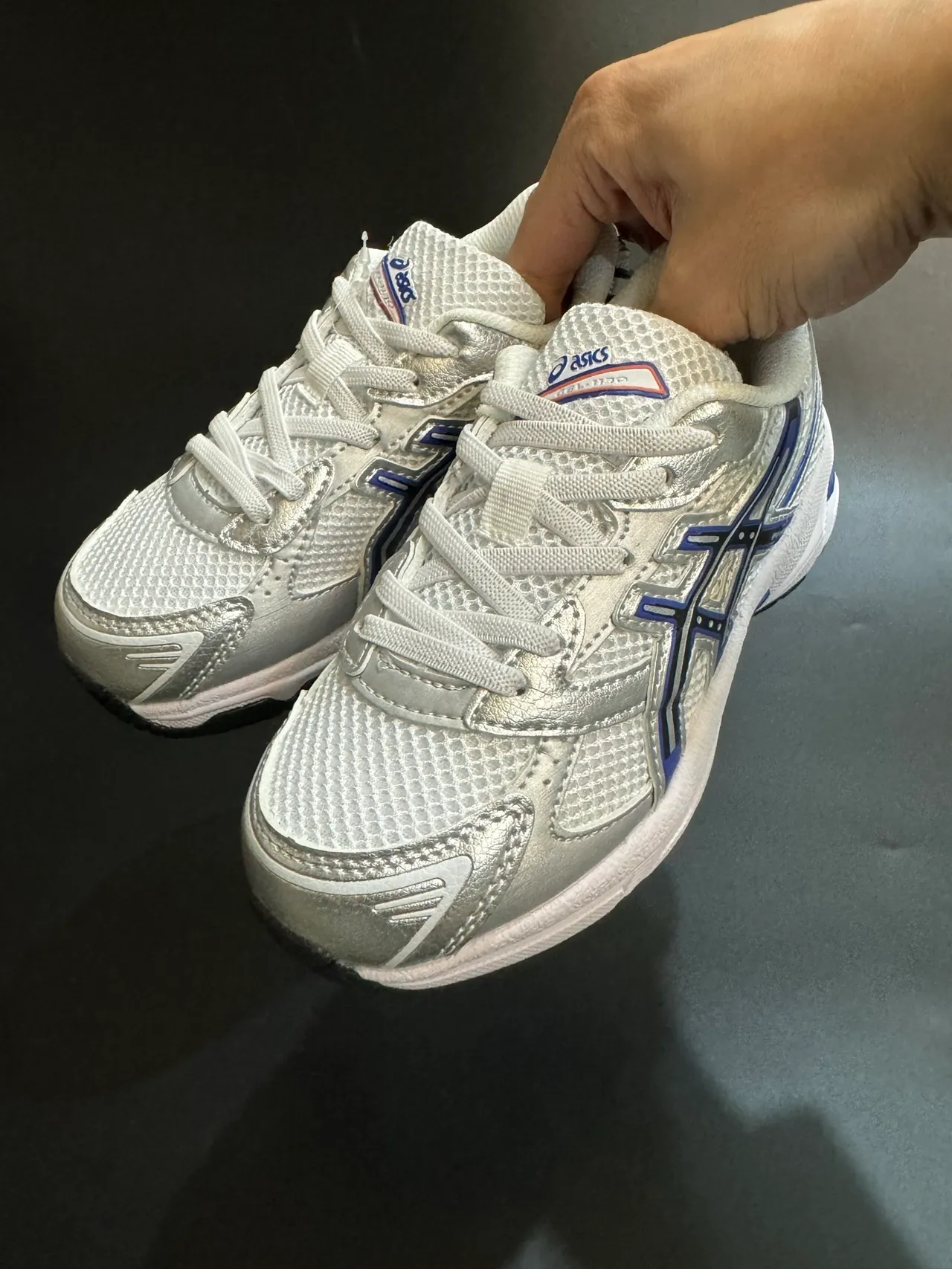 ASICS 白蓝低帮网面和合成革面跑鞋 14