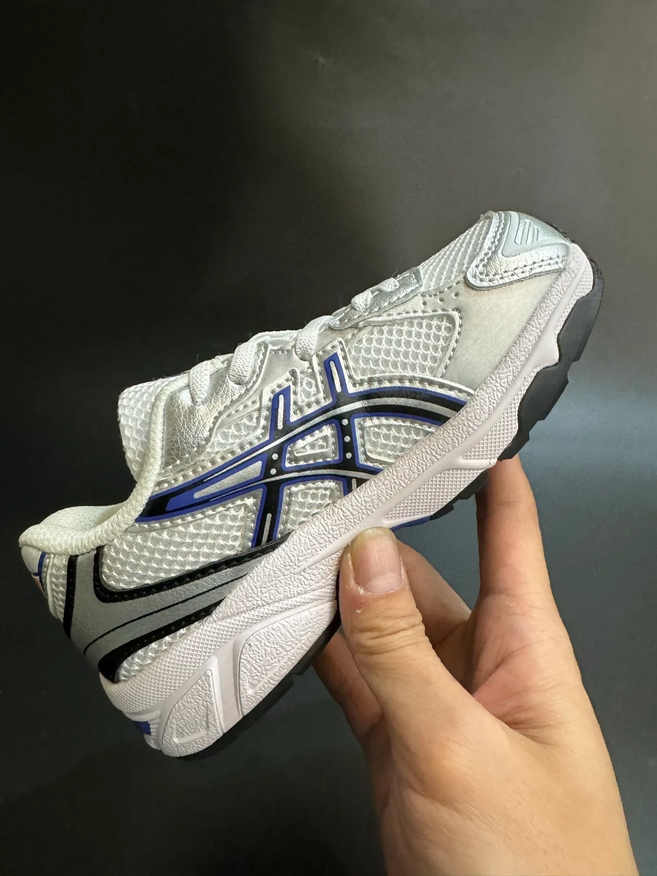 ASICS 白蓝低帮网面和合成革面跑鞋 15