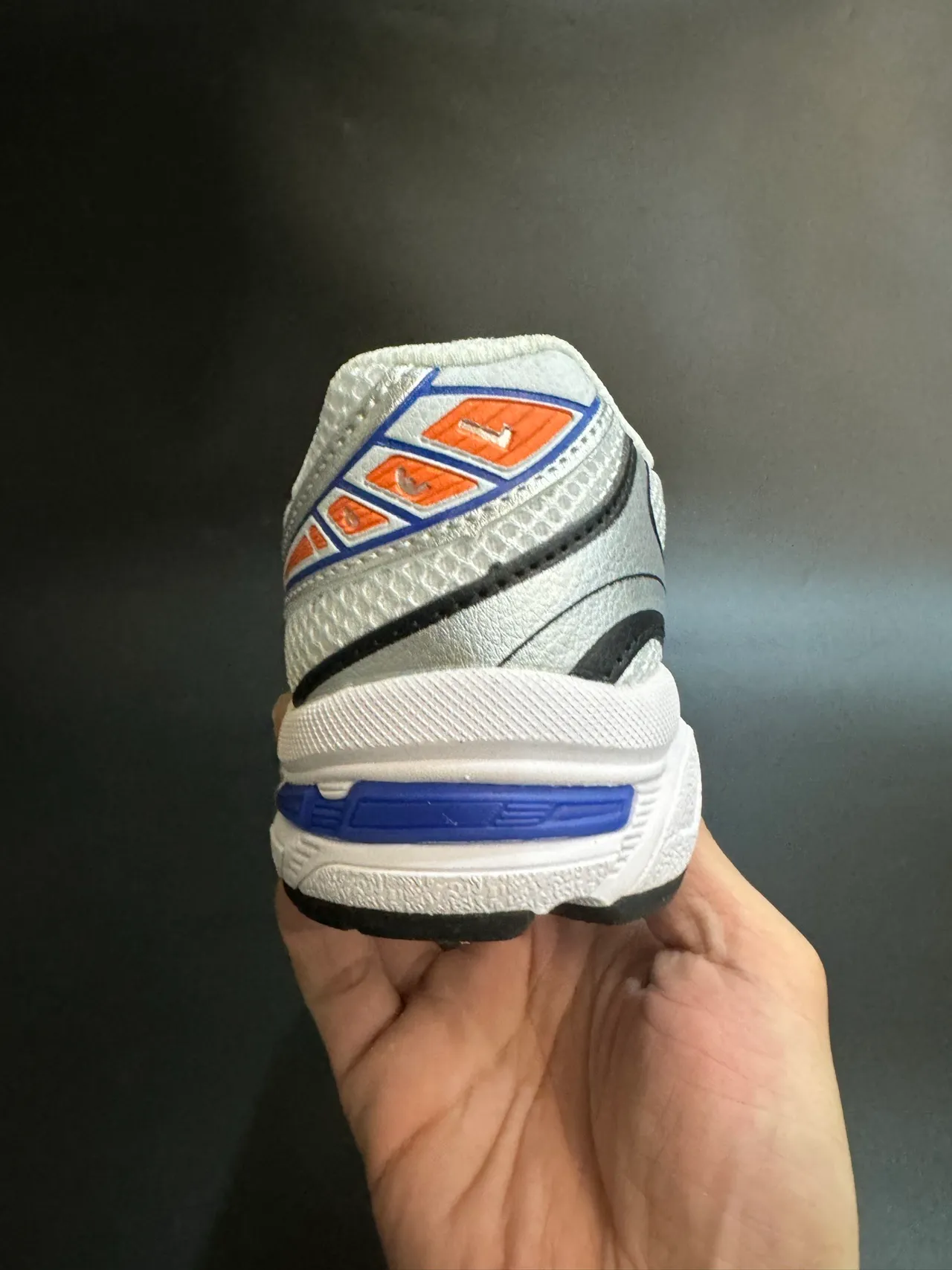 ASICS 白蓝低帮网面和合成革面跑鞋 17