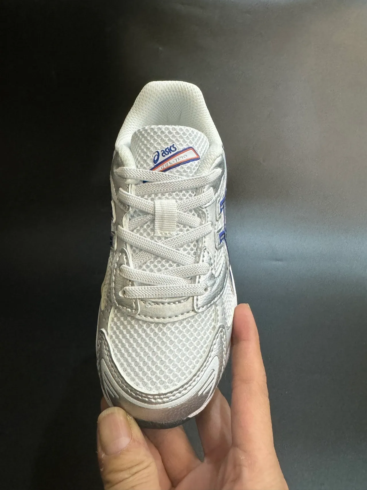ASICS 白蓝低帮网面和合成革面跑鞋 18