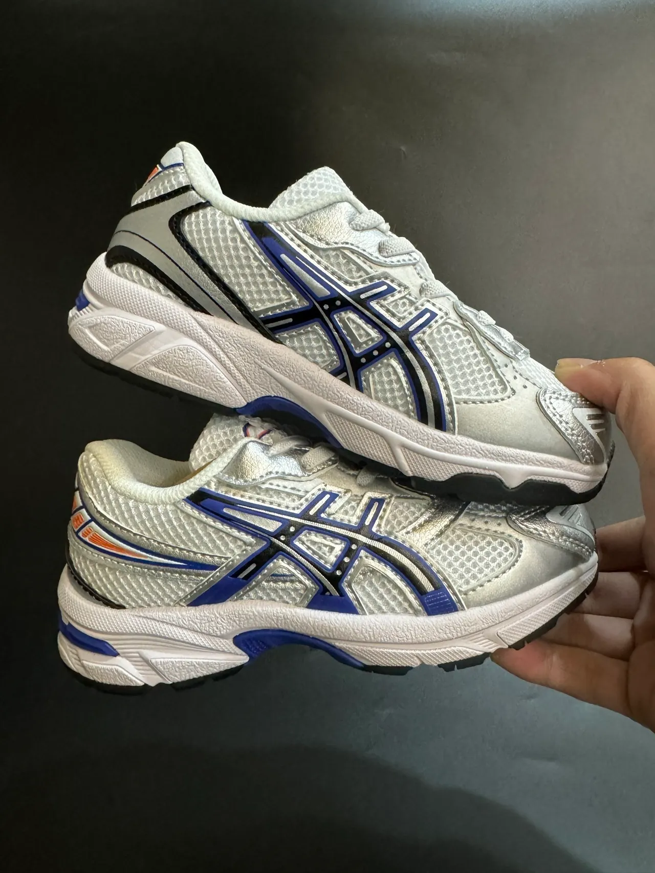 ASICS 白蓝低帮网面和合成革面跑鞋 20
