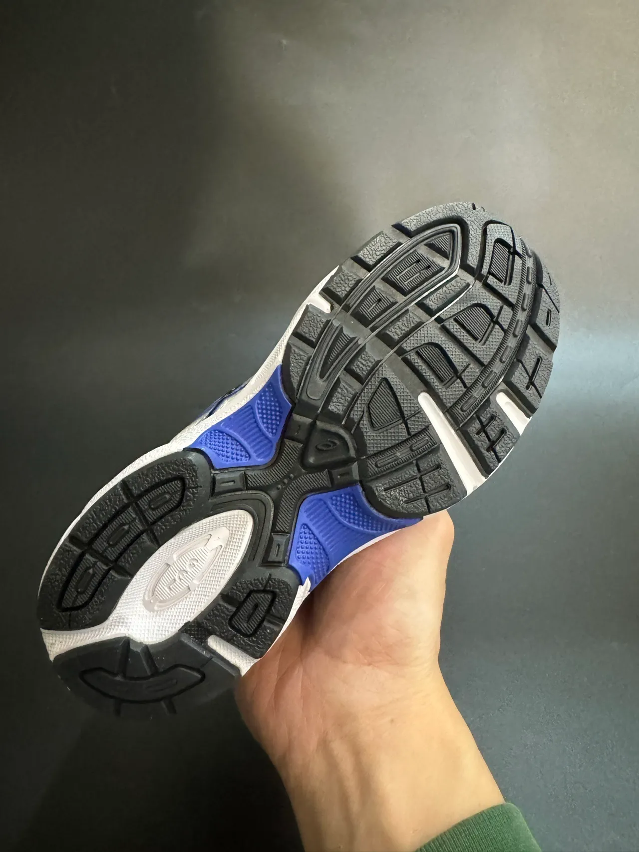 ASICS 白蓝低帮网面和合成革面跑鞋 21
