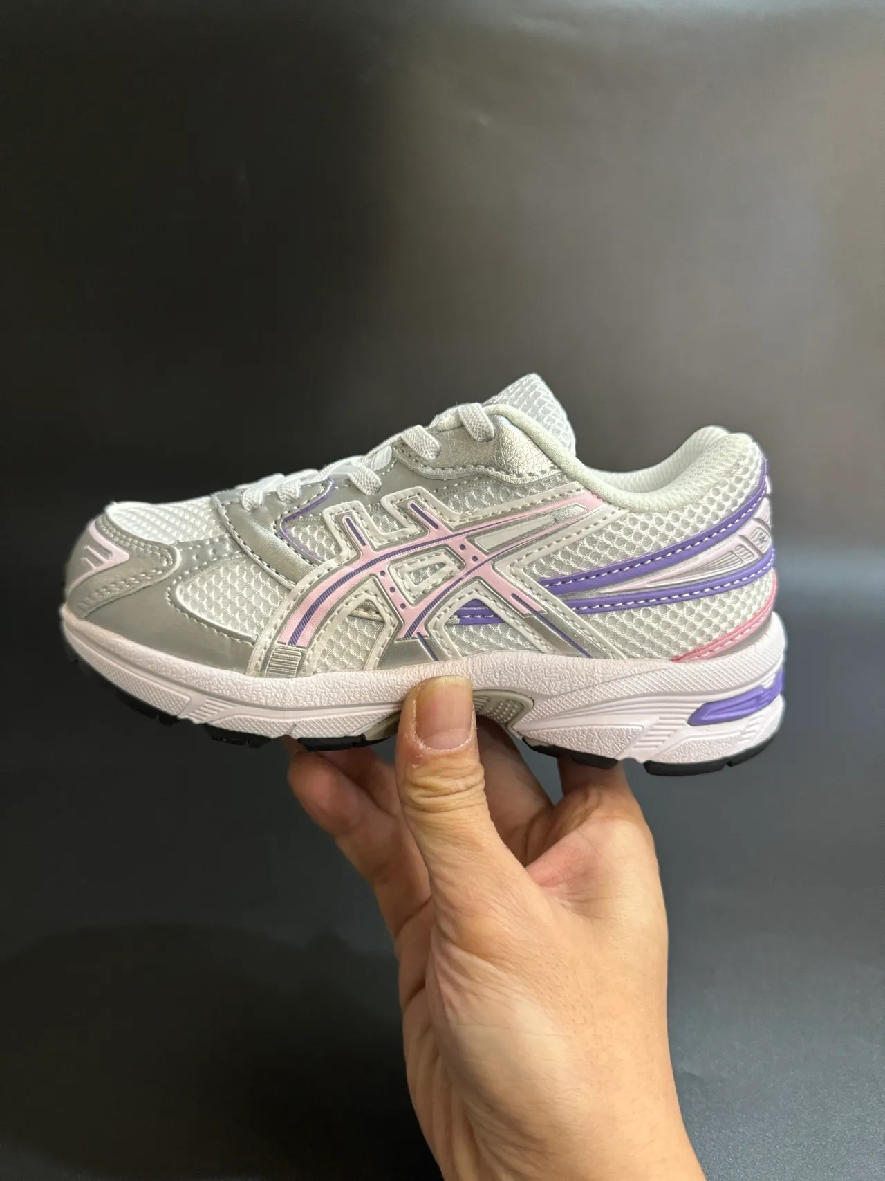 ASICS 白蓝低帮网面和合成革面跑鞋 22